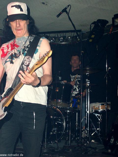 uksubs_vibrators_20050202--0020_1.jpg.jpg