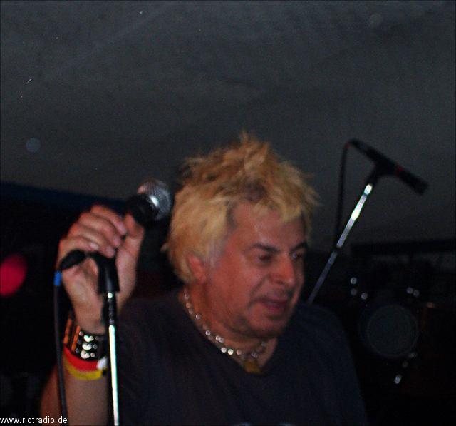 uksubs_vibrators_20050202--0059_1.jpg.jpg